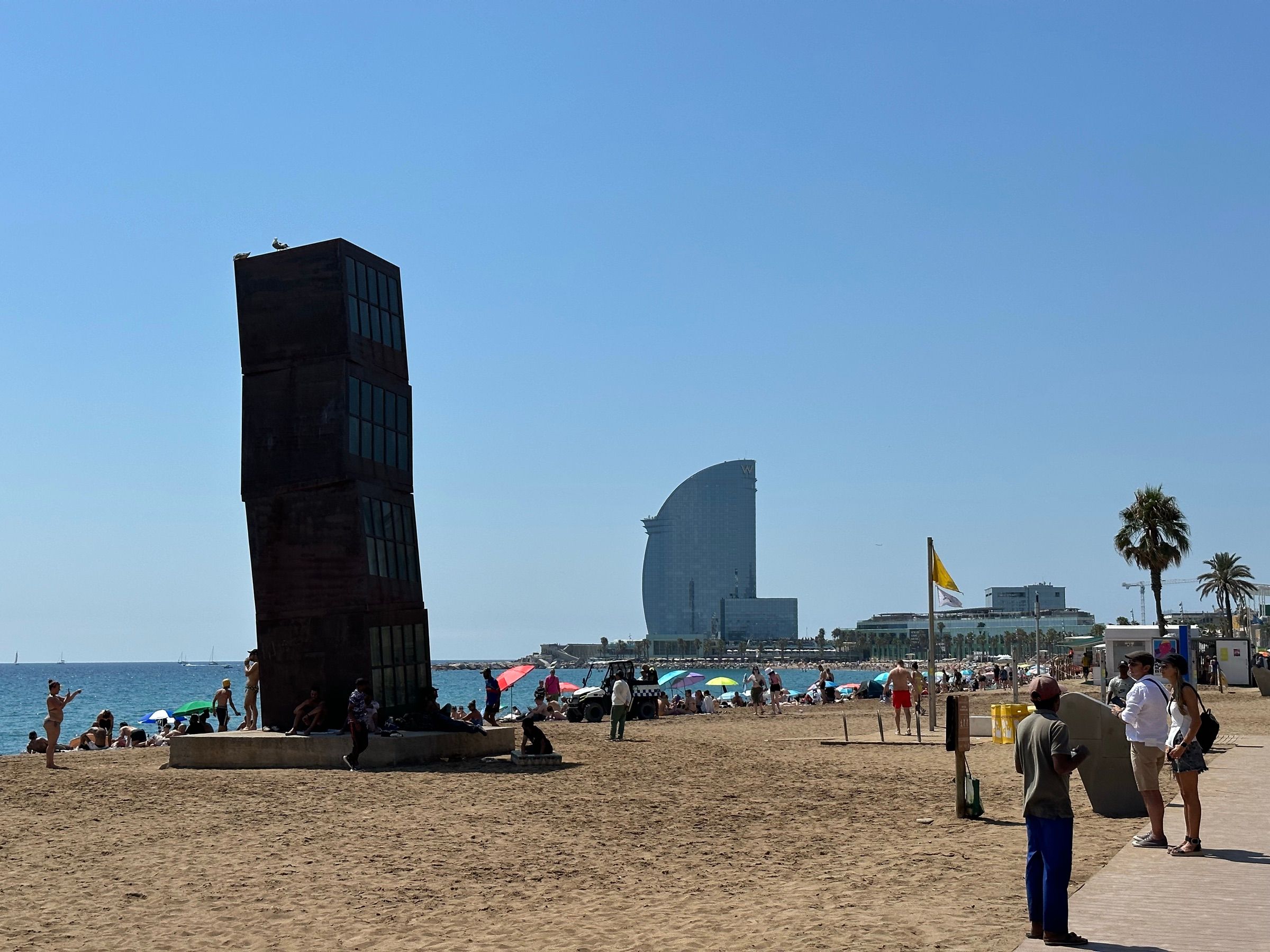 Skulptura na plaži Barceloneta, s hotelom W u pozadini