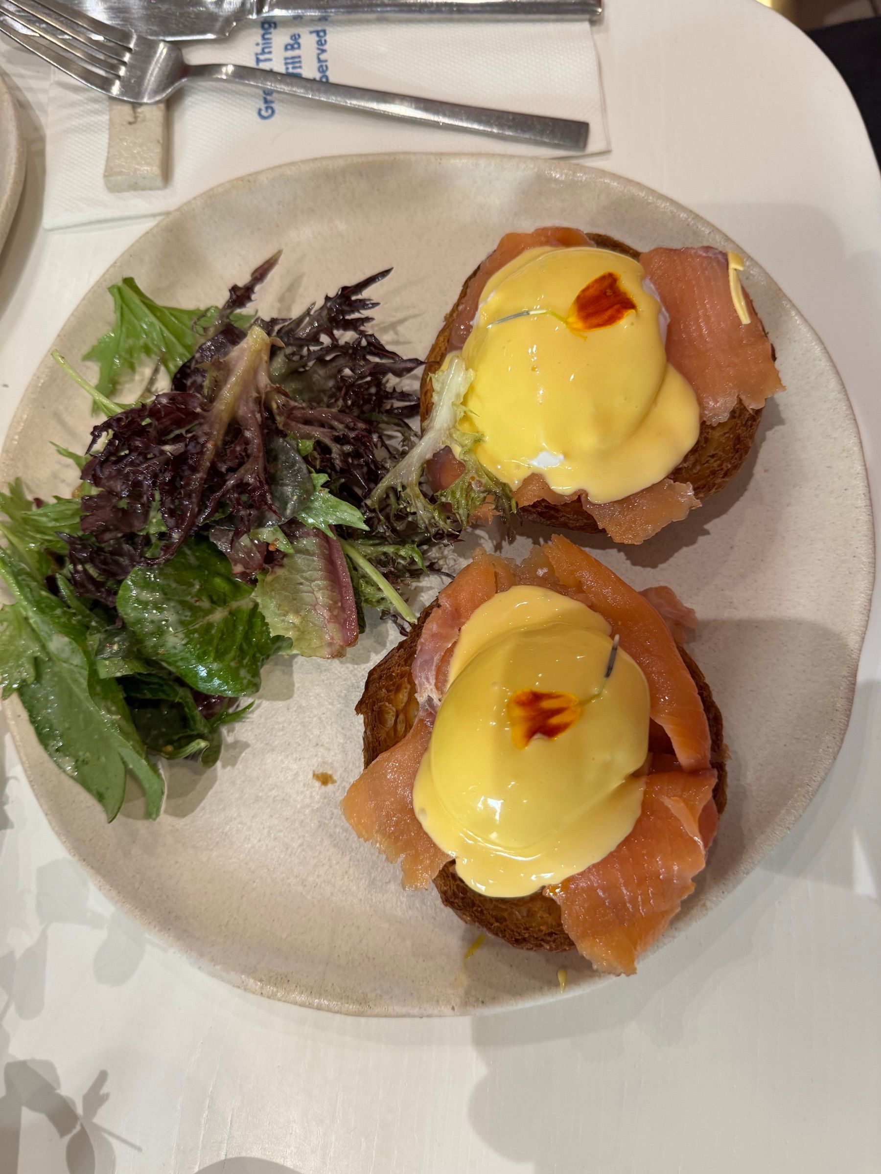 Jaja benedict s lososom i salatom
