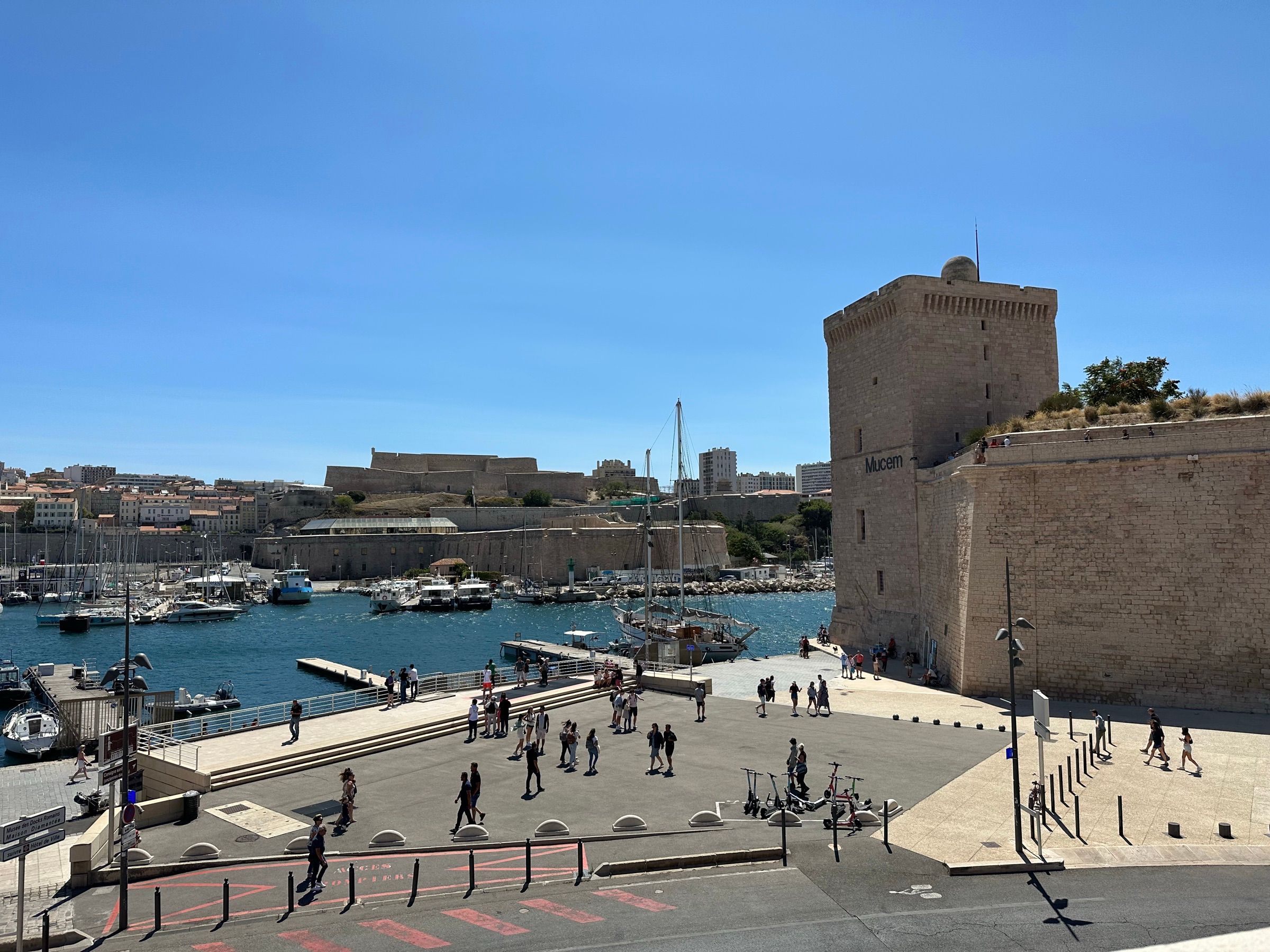 Fort Saint-Jean na ulazu u staru luku