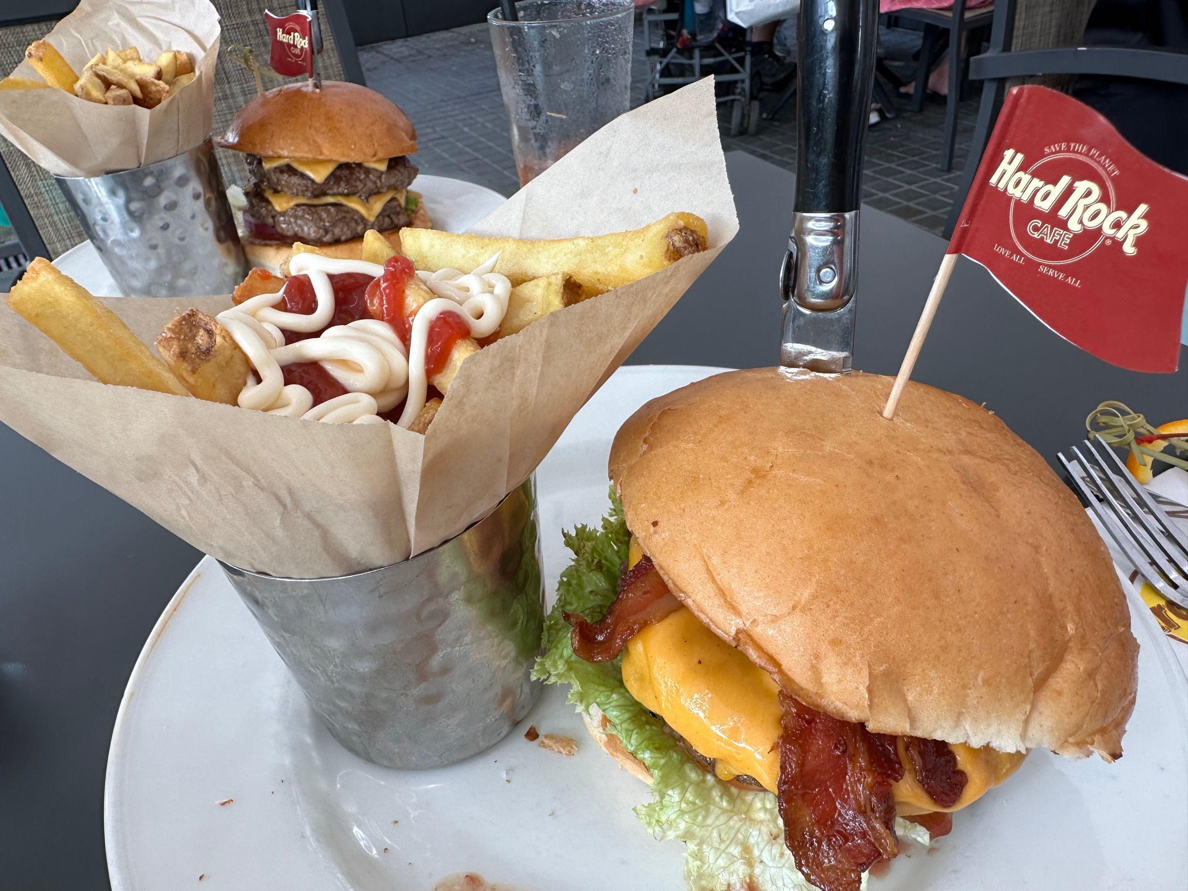 Burger i pomfrit u Hard Rock Cafeu