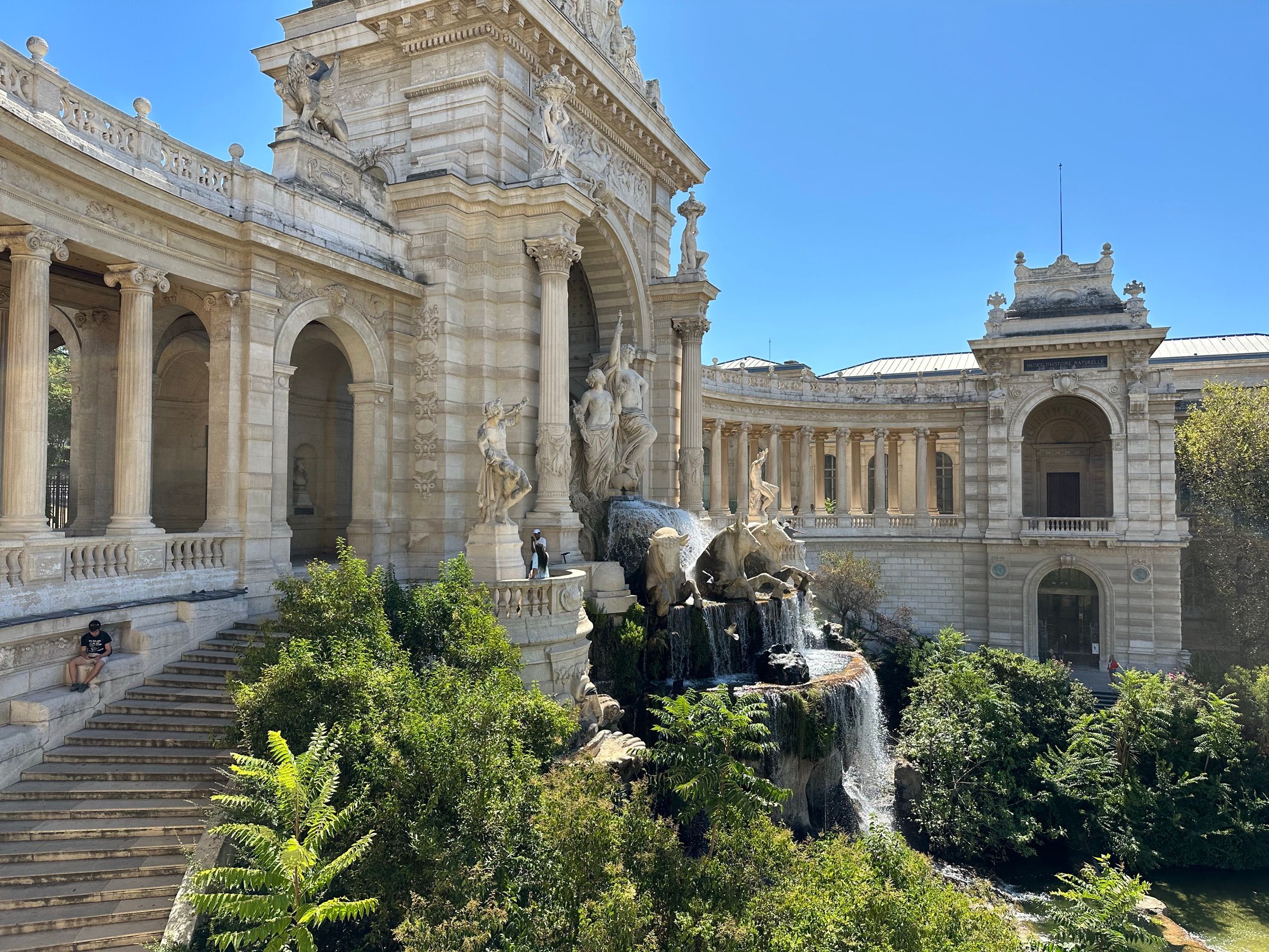 Palais Longchamp, stubište i vodopad