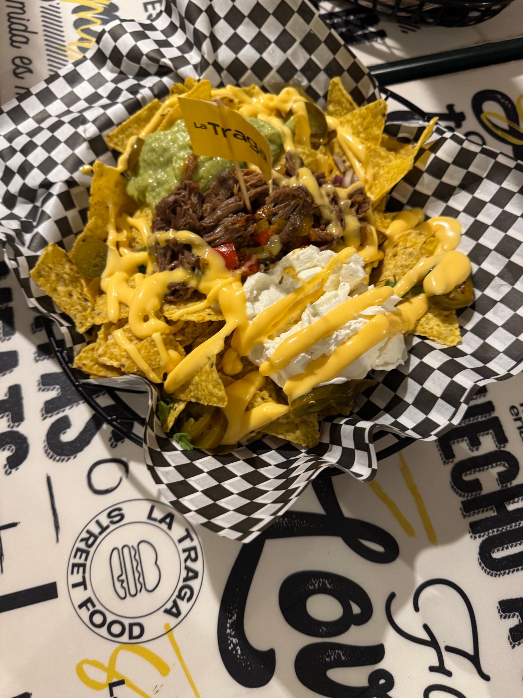 Nachosi s mesom i guacamoleom, street food