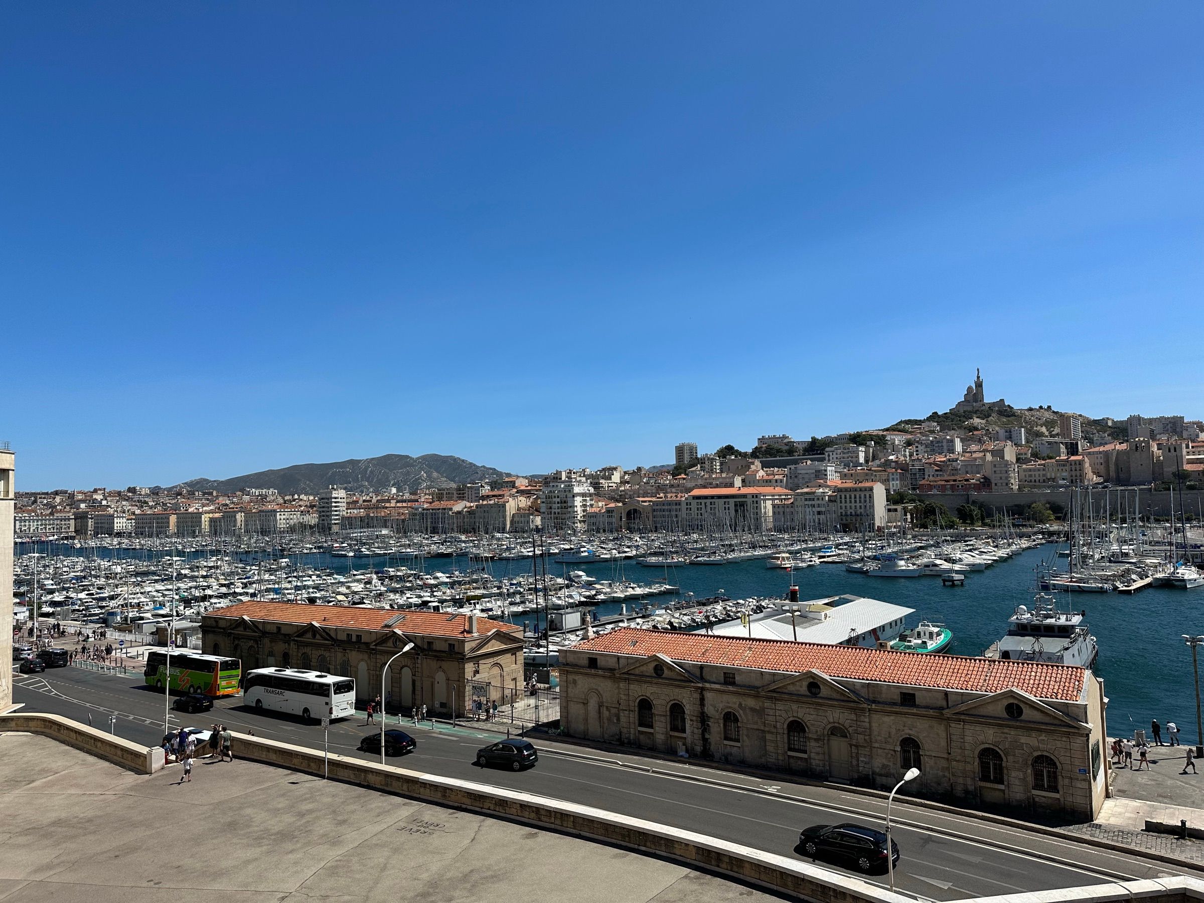 Stara luka u Marseilleu, s brodovima i gradom iza