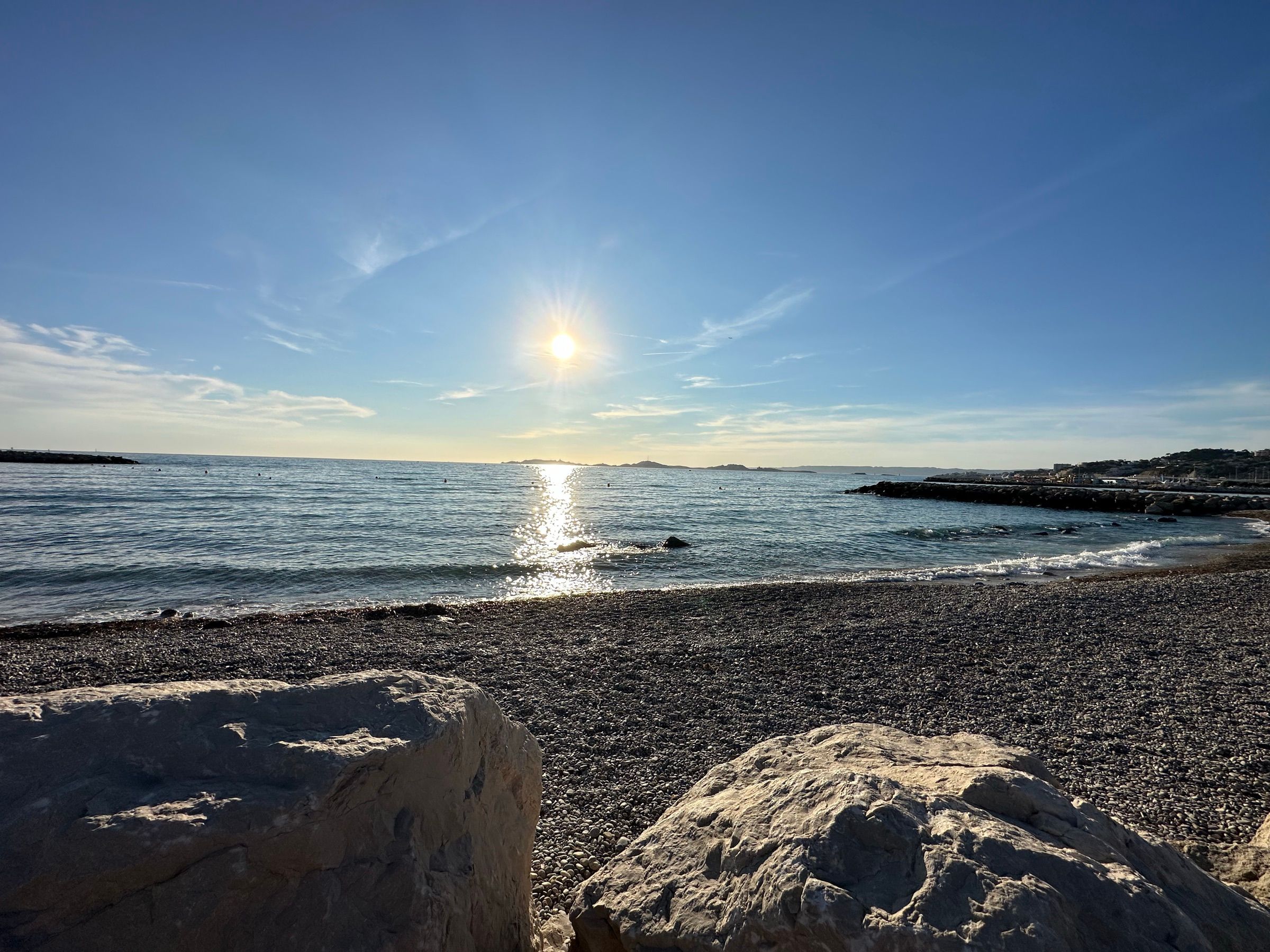 Šljunčana plaža u zalazak sunca