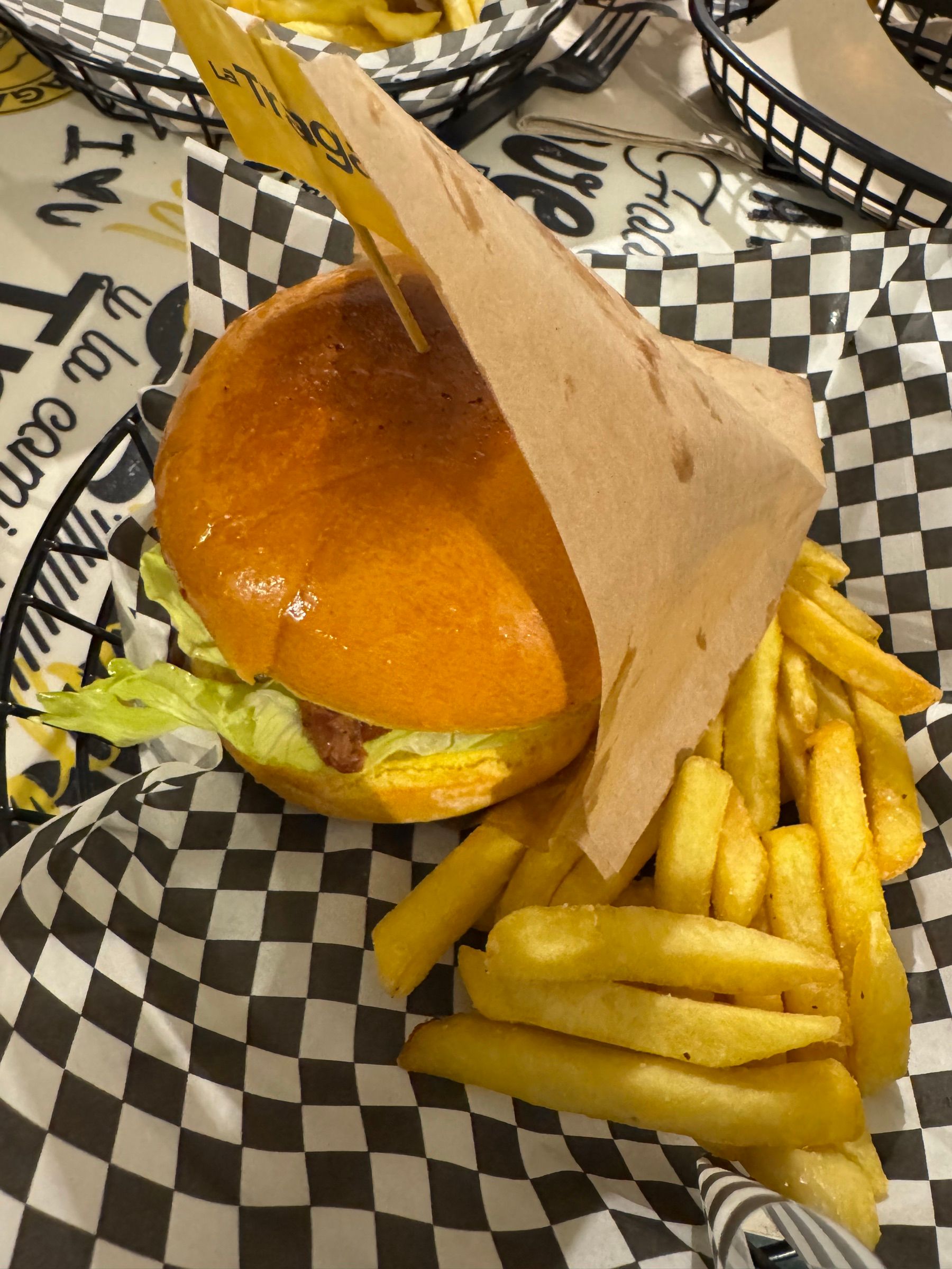 Burger i pomfrit u papiru